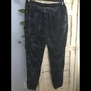 DKNY JEANS CAMO JOGGER